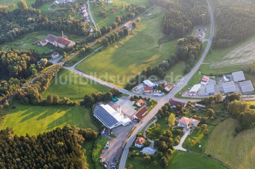 Luftaufnahme Mühlingen - Gewerbegebiet Bahnhofstraße mit Folienbär Werbetechnik undHolzbau Mühlingen GmbH in Mühlingen im Bundesland Baden-Württemberg, Deutschland