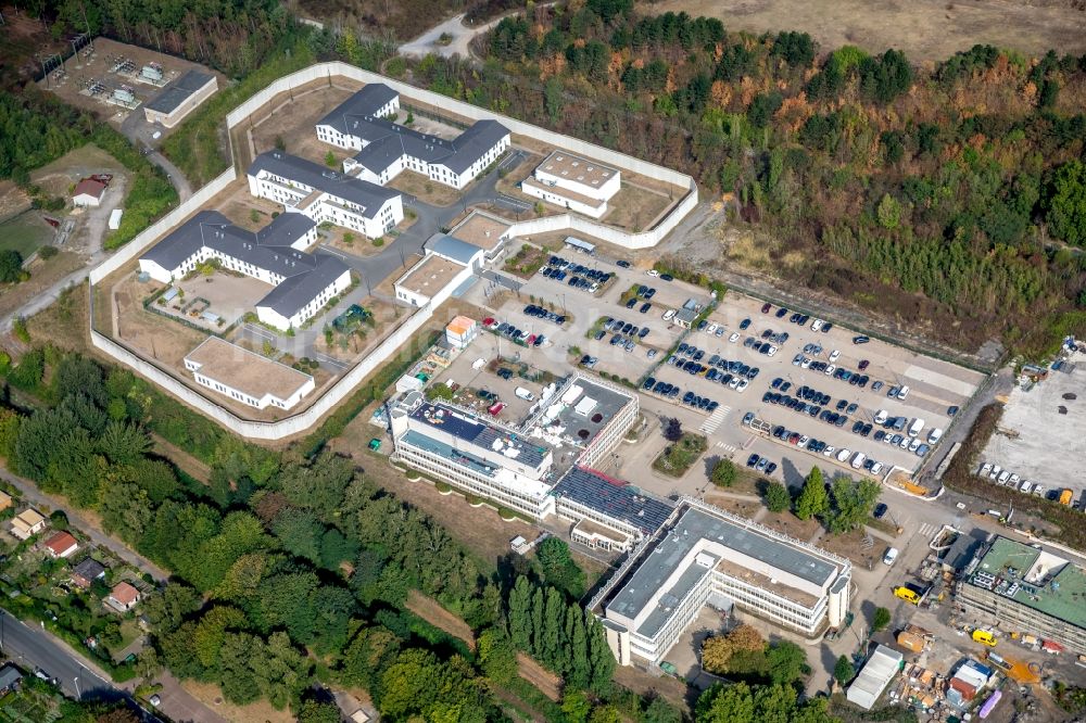 Luftbild Herne - Gewerbegebiet mit Blick auf das Gebäude des FABERG Normenausschuss Bergbau, das LWL-Maßregelvollzugsklinik Herne und die JVA Herne im Ortsteil Gelsenkirchen-Mitte in Herne im Bundesland Nordrhein-Westfalen, Deutschland