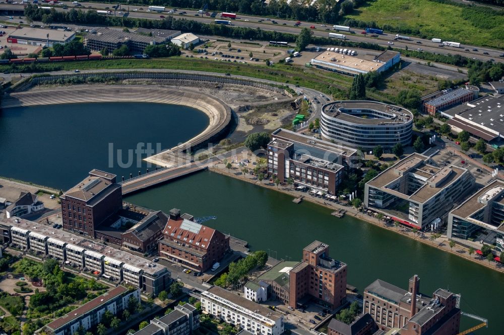 Duisburg von oben - Gewerbegebiet mit Blick auf die Geschäftsgebäude am Ufer des Innenhafen in Duisburg im Bundesland Nordrhein-Westfalen, Deutschland