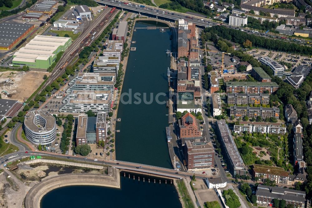 Luftbild Duisburg - Gewerbegebiet mit Blick auf die Geschäftsgebäude am Ufer des Innenhafen in Duisburg im Bundesland Nordrhein-Westfalen, Deutschland