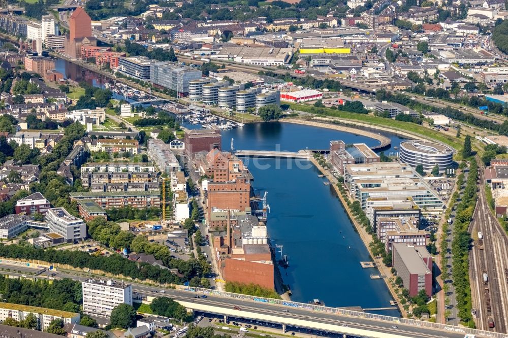 Luftaufnahme Duisburg - Gewerbegebiet mit Blick auf die Geschäftsgebäude am Ufer des Innenhafen entlang der Schifferstraße in Duisburg im Bundesland Nordrhein-Westfalen, Deutschland