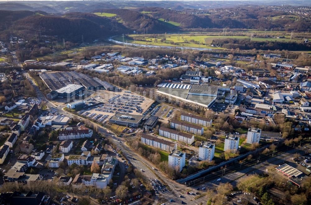 Luftaufnahme Hattingen - Gewerbegebiet mit Blick auf Parkplatz und Abstellfläche für Automobile - PKW der AUTO SMOLCZYK GMBH an der Nierenhofer Straße - Bruchstraße in Hattingen im Bundesland Nordrhein-Westfalen, Deutschland