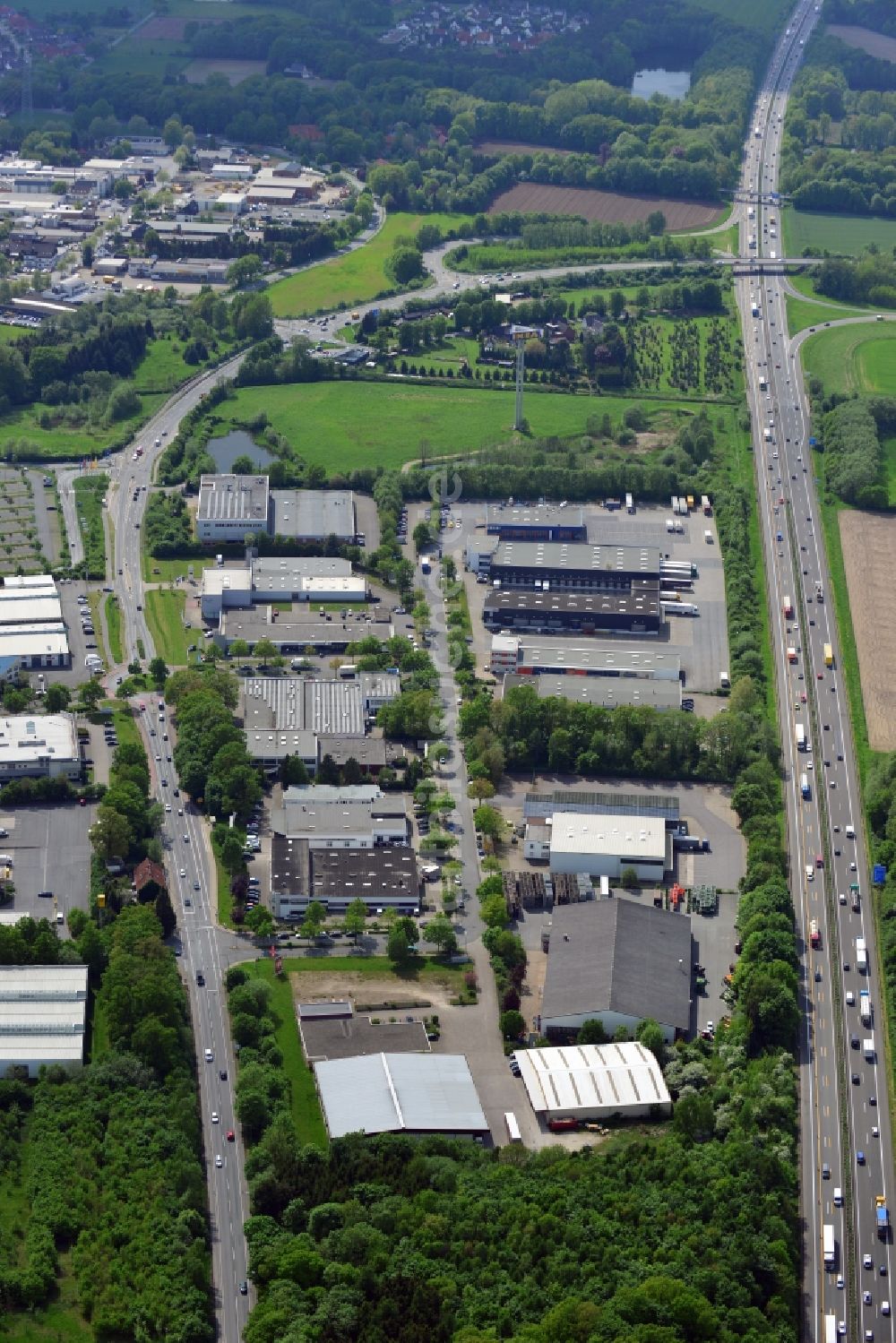 Osnabrück aus der Vogelperspektive: Gewerbegebiet an der Bundeautobahn A30 in Osnabrück im Bundesland Niedersachsen