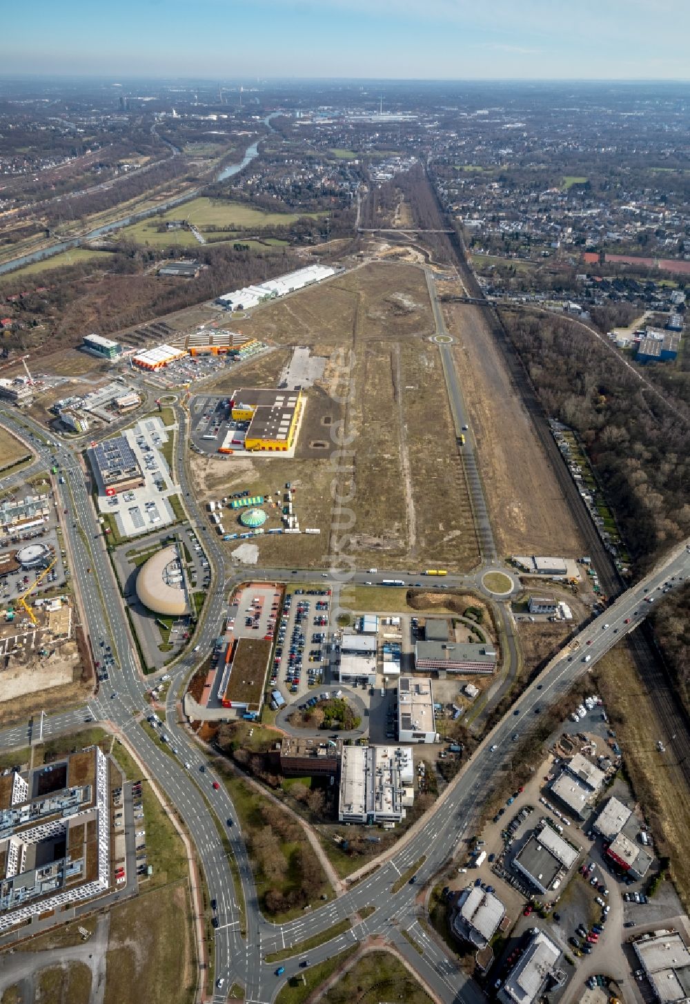 Oberhausen von oben - Gewerbegebiet BusinessPark.O mit Firmenansiedlung auf dem ehemaligen Stahlwerksgelände der Gutehoffnungshütte in Oberhausen im Bundesland Nordrhein-Westfalen