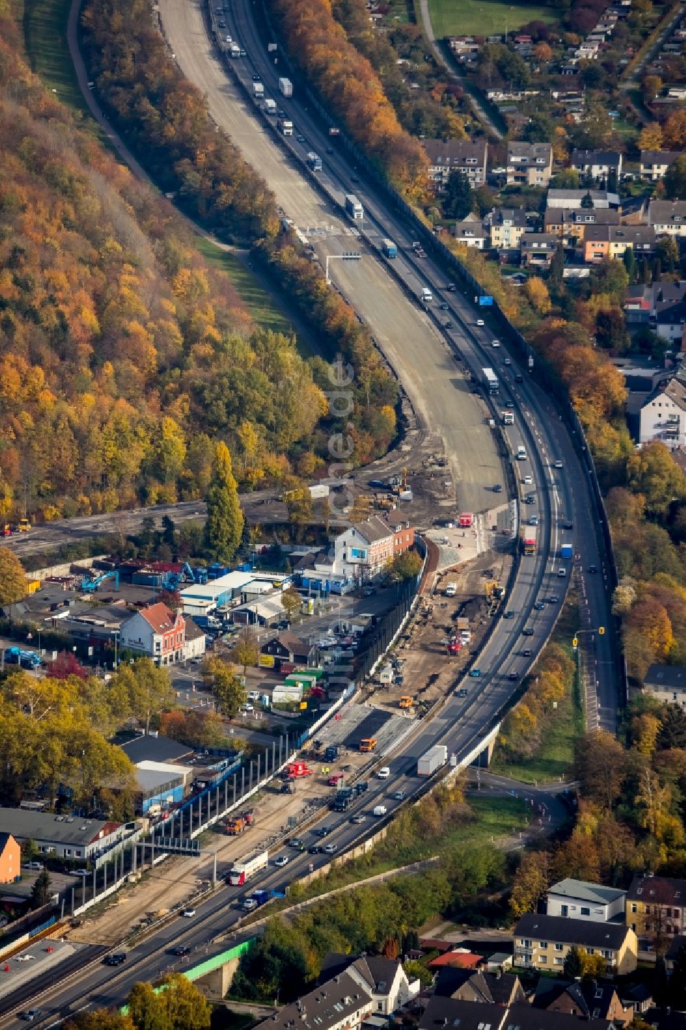 Essen von oben - Gewerbegebiet entlang der BAB A42 in Essen im Bundesland Nordrhein-Westfalen, Deutschland