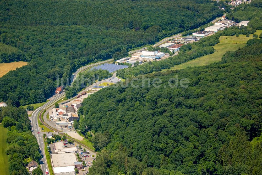 Warstein aus der Vogelperspektive: Gewerbegebiet entlang der Belecker Landstraße in Warstein im Bundesland Nordrhein-Westfalen