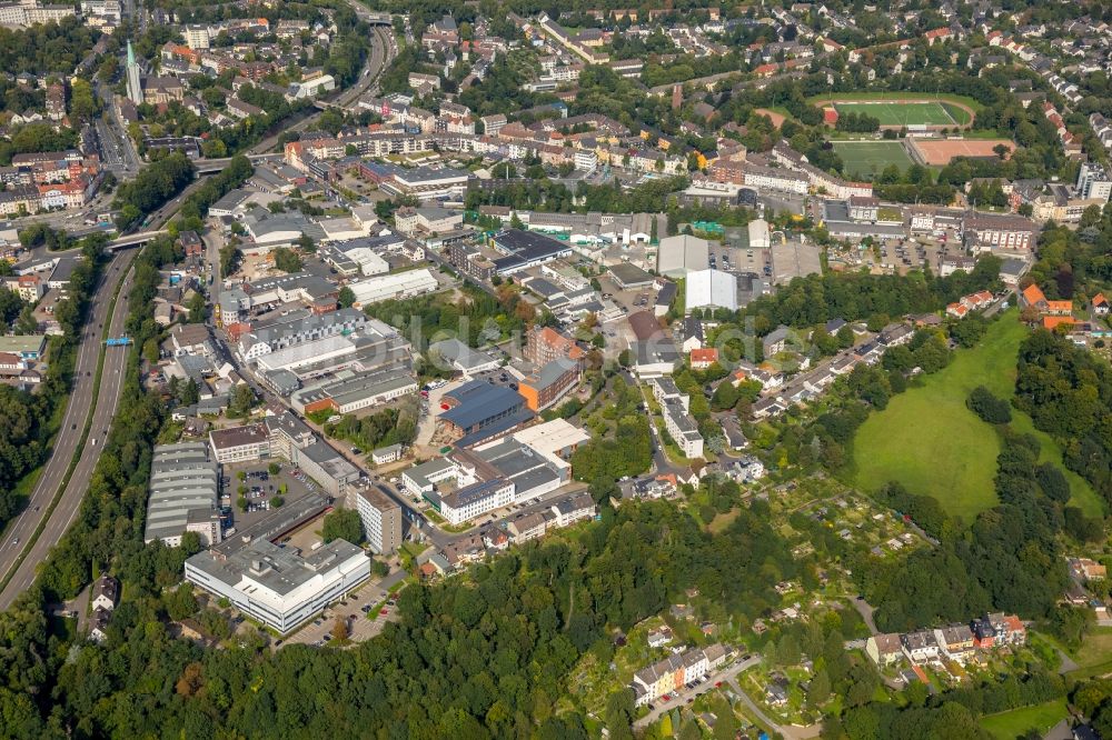 Essen aus der Vogelperspektive: Gewerbegebiet entlang der Bundesautobahn A52 - Schürmannstraße in Essen im Bundesland Nordrhein-Westfalen, Deutschland