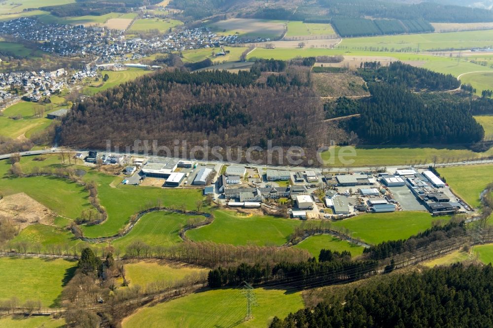 Schmallenberg aus der Vogelperspektive: Gewerbegebiet entlang der Fleckenberger Straße in Schmallenberg im Bundesland Nordrhein-Westfalen, Deutschland