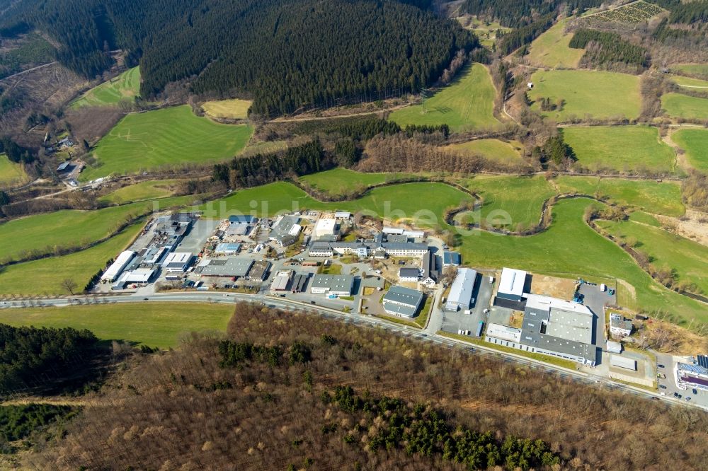 Luftaufnahme Schmallenberg - Gewerbegebiet entlang der Fleckenberger Straße in Schmallenberg im Bundesland Nordrhein-Westfalen, Deutschland