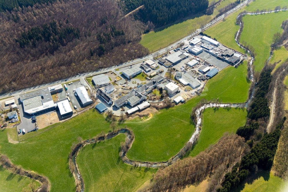 Schmallenberg von oben - Gewerbegebiet entlang der Fleckenberger Straße in Schmallenberg im Bundesland Nordrhein-Westfalen, Deutschland