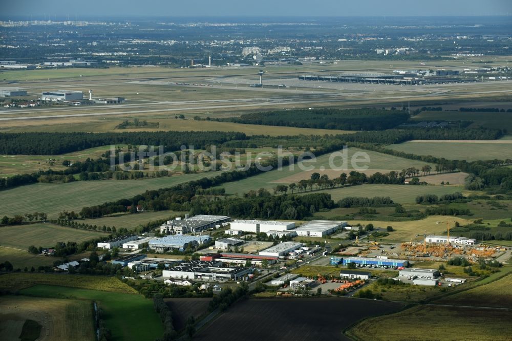 Groß Kienitz von oben - Gewerbegebiet entlang der Hermann-Gebauer-Straße und der Straße Am Weidenplatz in Groß Kienitz im Bundesland Brandenburg