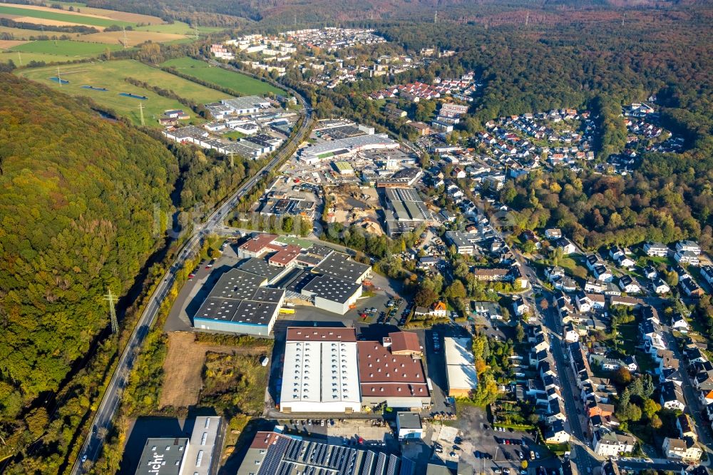 Arnsberg aus der Vogelperspektive: Gewerbegebiet entlang der Möhnestraße im Ortsteil Neheim in Arnsberg im Bundesland Nordrhein-Westfalen, Deutschland