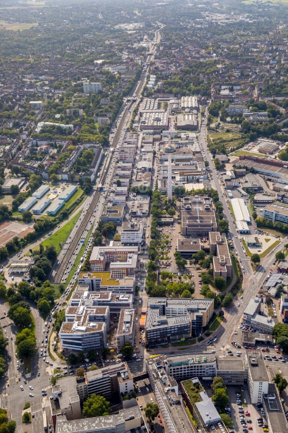 Essen von oben - Gewerbegebiet entlang der Münchener Straße - Bundesautobahn A40 in Essen im Bundesland Nordrhein-Westfalen, Deutschland