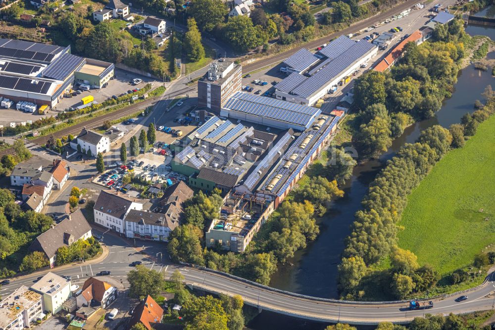 Luftaufnahme Fröndenberg/Ruhr - Gewerbegebiet entlang der Ruhr mit Brückenbauwerk an der Unnaer Straße / Ardeyer Straße im Ortsteil Langschede in Fröndenberg/Ruhr im Bundesland Nordrhein-Westfalen, Deutschland