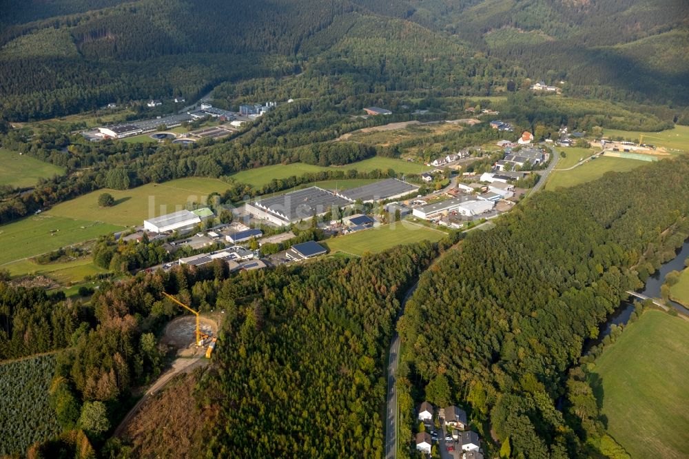 Meschede aus der Vogelperspektive: Gewerbegebiet entlang der Straße Zum Wasserturm in Meschede im Bundesland Nordrhein-Westfalen, Deutschland