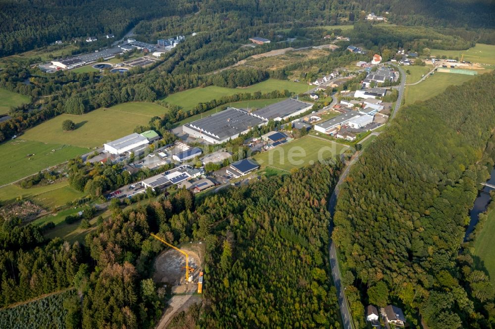 Meschede aus der Vogelperspektive: Gewerbegebiet entlang der Straße Zum Wasserturm in Meschede im Bundesland Nordrhein-Westfalen, Deutschland