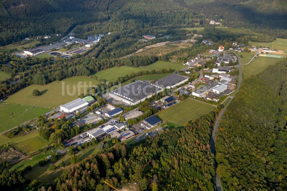 Luftbild Meschede - Gewerbegebiet entlang der Straße Zum Wasserturm in Meschede im Bundesland Nordrhein-Westfalen, Deutschland