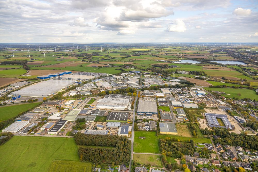 Emmerich am Rhein aus der Vogelperspektive: Gewerbegebiet entlang der Weseler Straße im Nordosten von Emmerich am Rhein im Bundesland Nordrhein-Westfalen