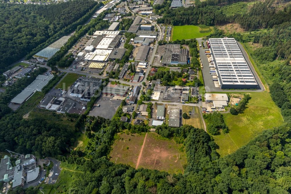 Arnsberg aus der Vogelperspektive: Gewerbegebiet entlang der Wiebelsheidestraße in Arnsberg im Bundesland Nordrhein-Westfalen, Deutschland