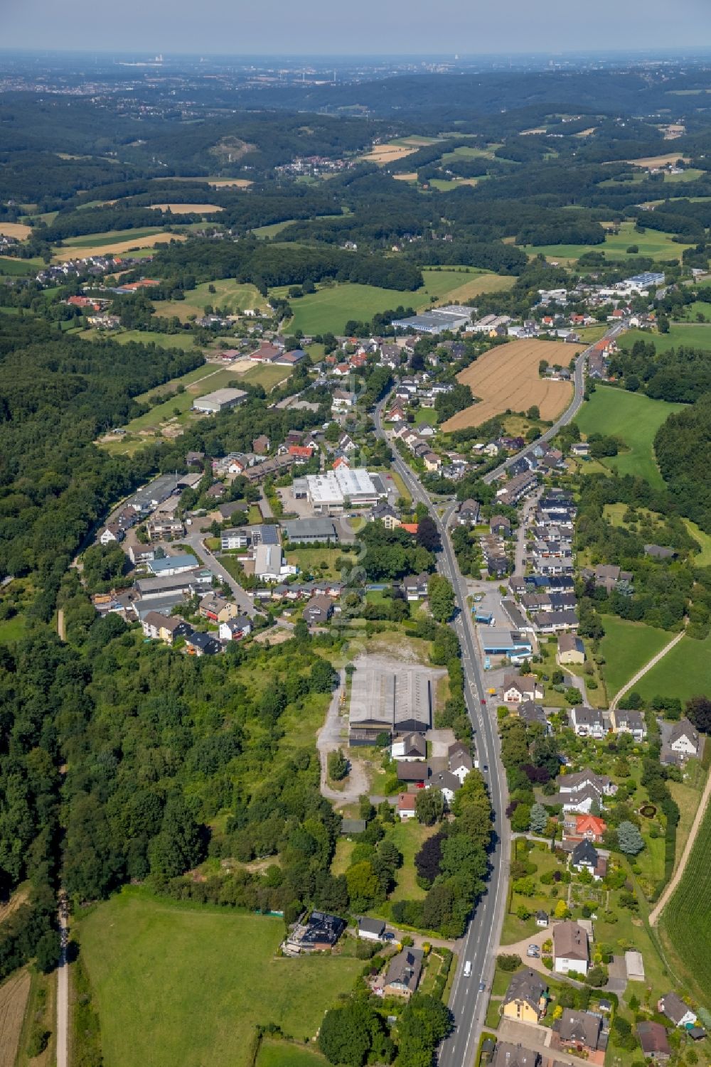 Sprockhövel von oben - Gewerbegebiet entlang der Wittener Straße in Sprockhövel im Bundesland Nordrhein-Westfalen - NRW, Deutschland