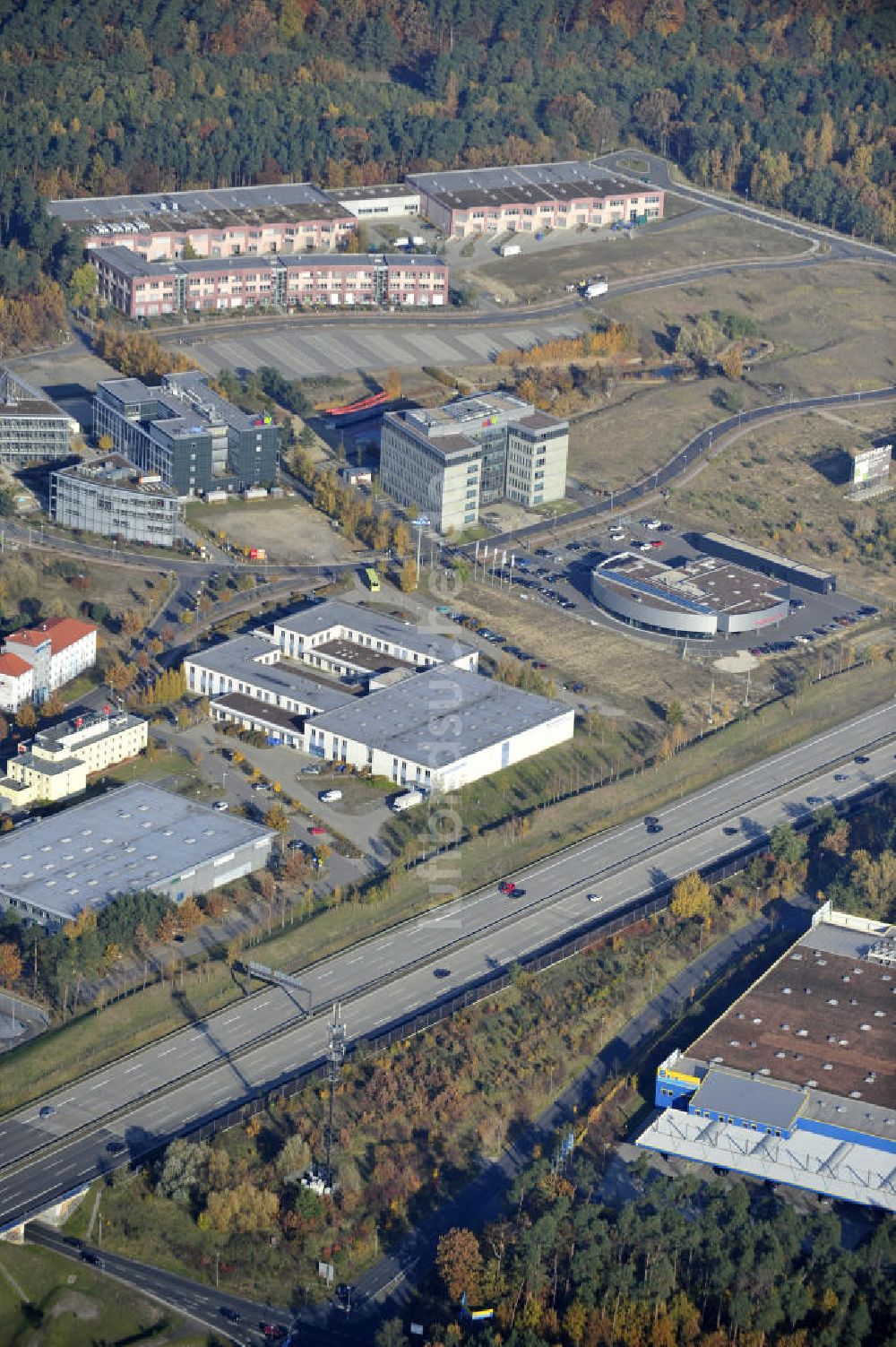 Luftaufnahme Kleinmachnow-Dreilinden - Gewerbegebiet Europarc Dreilinden an der Autobahn E51 / BAB A115