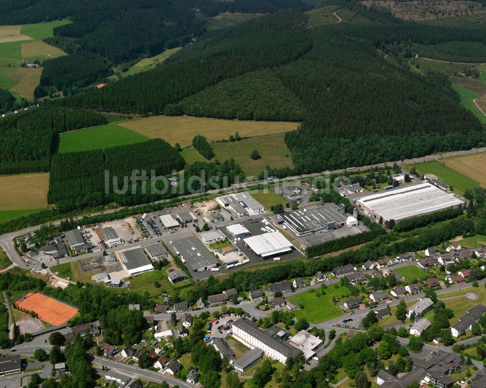 Bad Berleburg aus der Vogelperspektive: Gewerbegebiet am Feld in Bad Berleburg im Bundesland Nordrhein-Westfalen, Deutschland