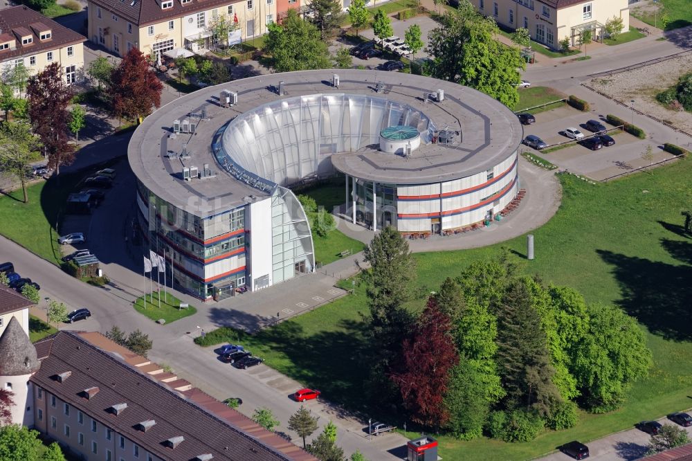 Bad Tölz aus der Vogelperspektive: Gewerbegebiet und Firmenansiedlung FlintCenter mit schneckenförmigem Gebäude in Bad Tölz im Bundesland Bayern, Deutschland