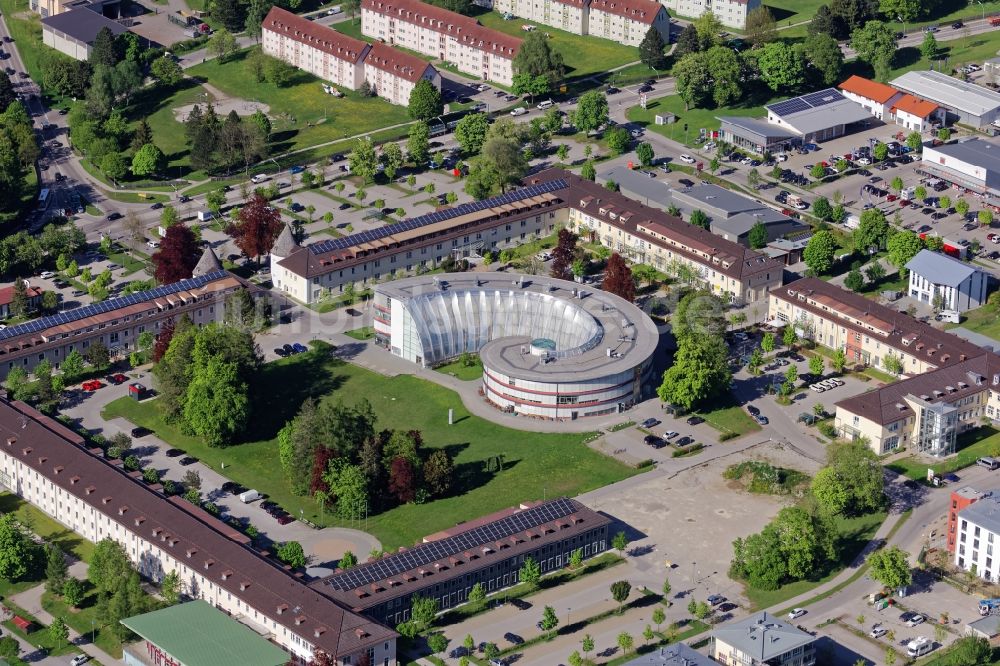 Bad Tölz aus der Vogelperspektive: Gewerbegebiet und Firmenansiedlung FlintCenter mit schneckenförmigem Gebäude in Bad Tölz im Bundesland Bayern, Deutschland