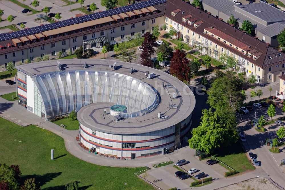 Luftbild Bad Tölz - Gewerbegebiet und Firmenansiedlung FlintCenter mit schneckenförmigem Gebäude in Bad Tölz im Bundesland Bayern, Deutschland