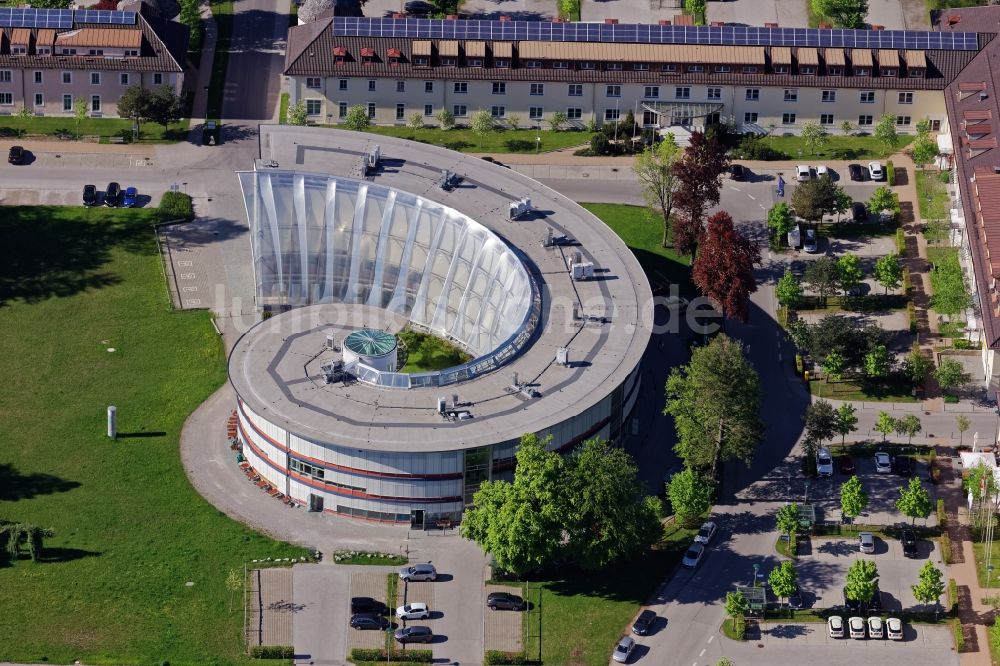 Luftaufnahme Bad Tölz - Gewerbegebiet und Firmenansiedlung FlintCenter mit schneckenförmigem Gebäude in Bad Tölz im Bundesland Bayern, Deutschland