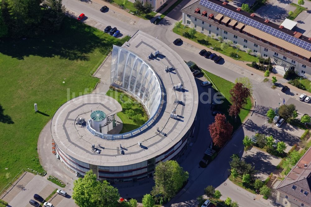 Bad Tölz aus der Vogelperspektive: Gewerbegebiet und Firmenansiedlung FlintCenter mit schneckenförmigem Gebäude in Bad Tölz im Bundesland Bayern, Deutschland