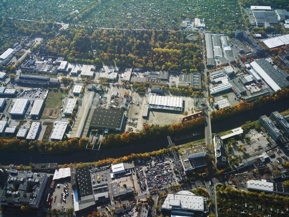 Berlin von oben - Gewerbegebiet und Firmengelände um den Teltowkanal im Ortsteil Tempelhof in Berlin