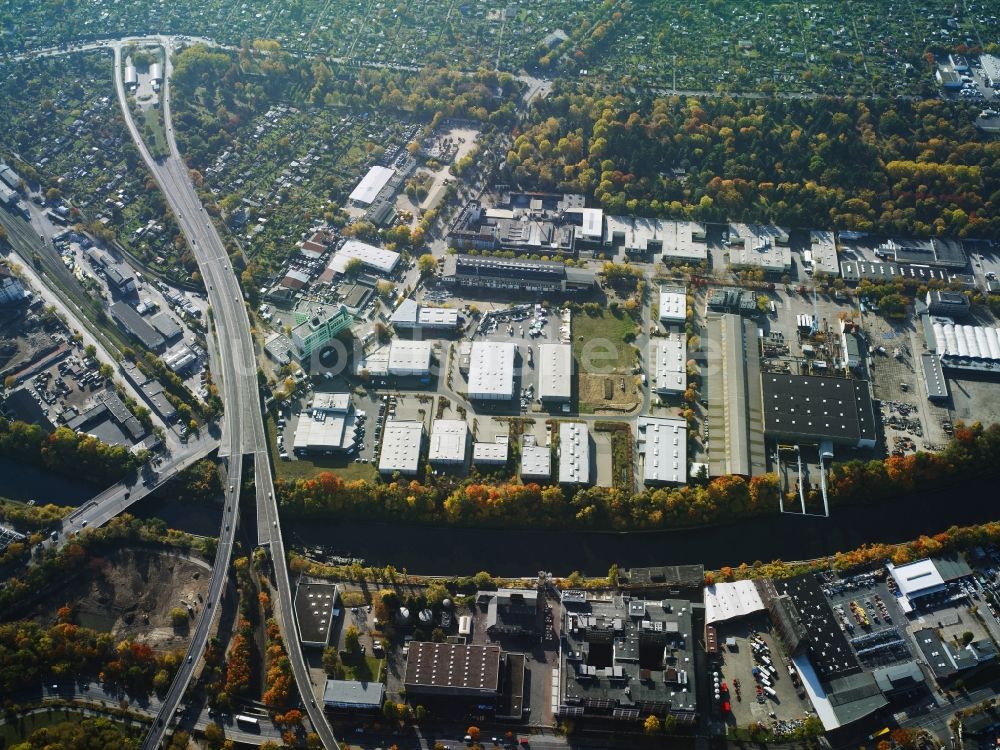 Berlin aus der Vogelperspektive: Gewerbegebiet und Firmengelände um den Teltowkanal im Ortsteil Tempelhof in Berlin