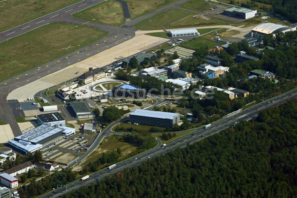 Braunschweig von oben - Gewerbegebiet am Flughafen im Ortsteil Waggum in Braunschweig im Bundesland Niedersachsen, Deutschland