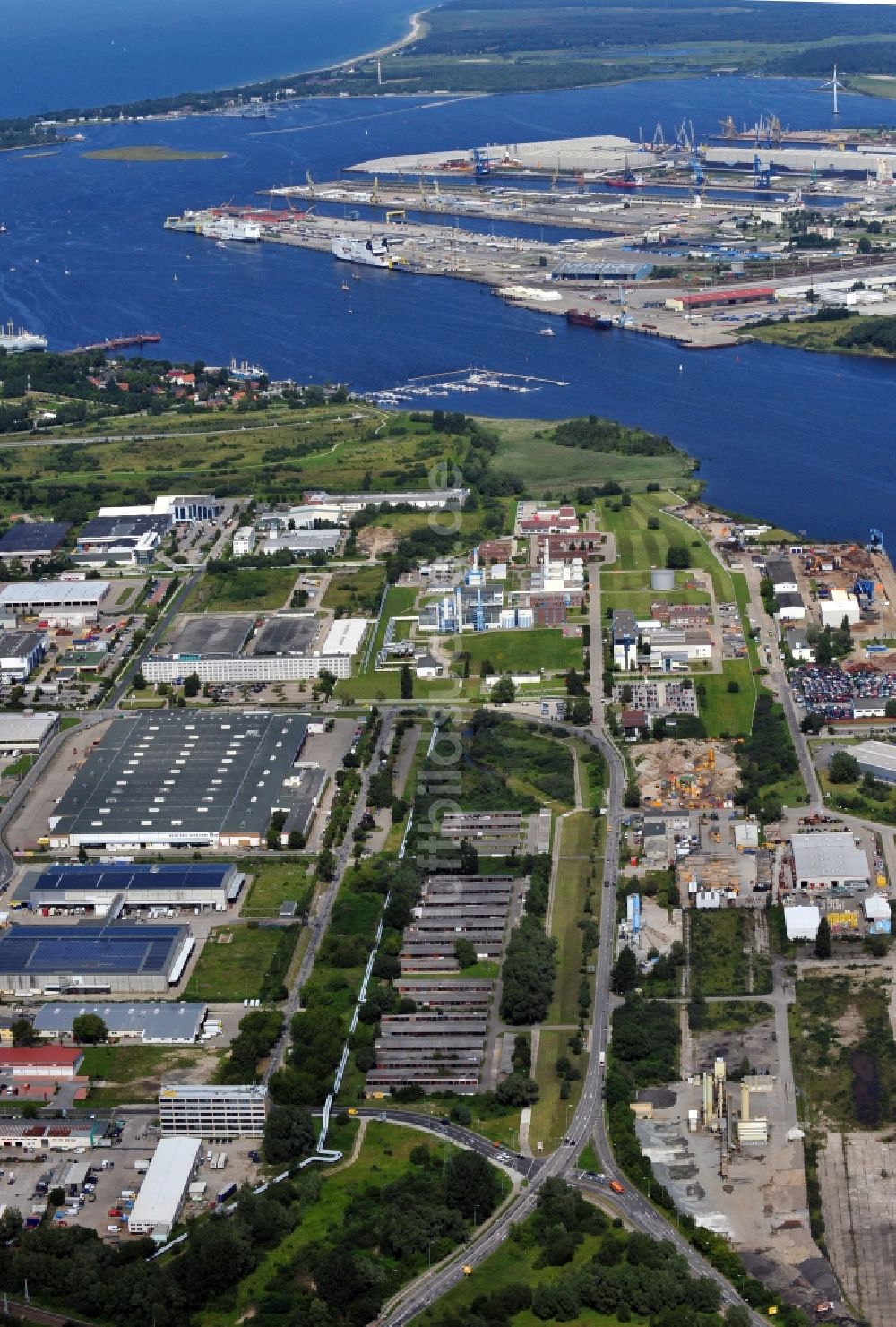 Rostock aus der Vogelperspektive: Gewerbegebiet gegenüber vom Hafen Rostock im Bundesland Mecklenburg-Vorpommern