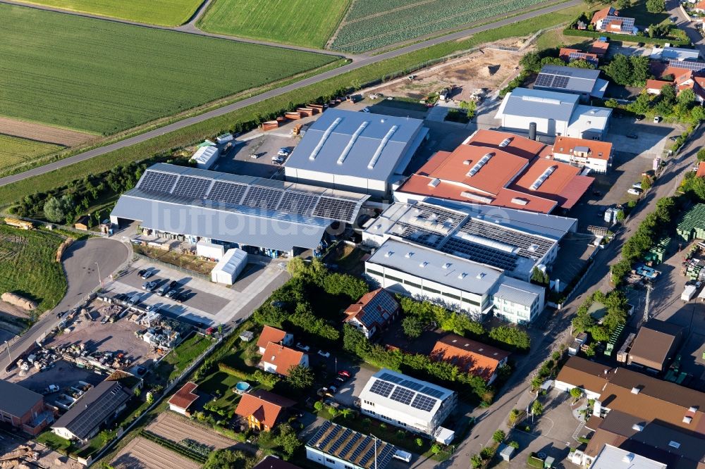 Hatzenbühl aus der Vogelperspektive: Gewerbegebiet Im Gereut mit WWS Metallformen GmbH und HGGS LaserCUT GmbH & Co. KG in Hatzenbühl im Bundesland Rheinland-Pfalz