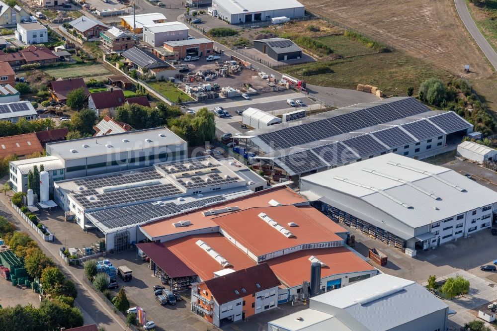 Hatzenbühl aus der Vogelperspektive: Gewerbegebiet Im Gereut mit WWS Metallformen GmbH und HGGS LaserCUT GmbH & Co. KG in Hatzenbühl im Bundesland Rheinland-Pfalz