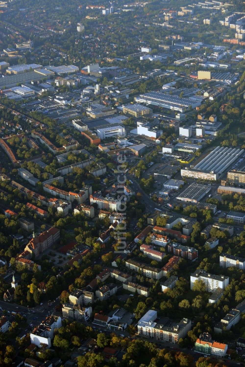 Luftbild Berlin - Gewerbegebiet an der Großbeerenstraße und Wohngebiet Alt-Mariendorf im Ortsteil Mariendorf in Berlin