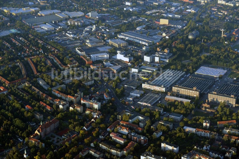 Berlin aus der Vogelperspektive: Gewerbegebiet an der Großbeerenstraße und Wohngebiet Alt-Mariendorf im Ortsteil Mariendorf in Berlin