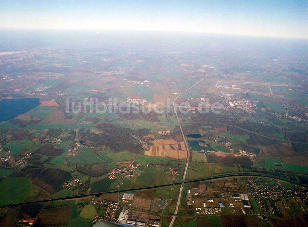 Leipzig - Gröbers aus der Vogelperspektive: Gewerbegebiet Großkugel an der BAB A14 (Nähe Schkeuditzer Kreuz) ein Projekt der HVB Immobilienmanagement AG Blick nach Nord im Bild auch Flughafen Leipzig - Halle 06