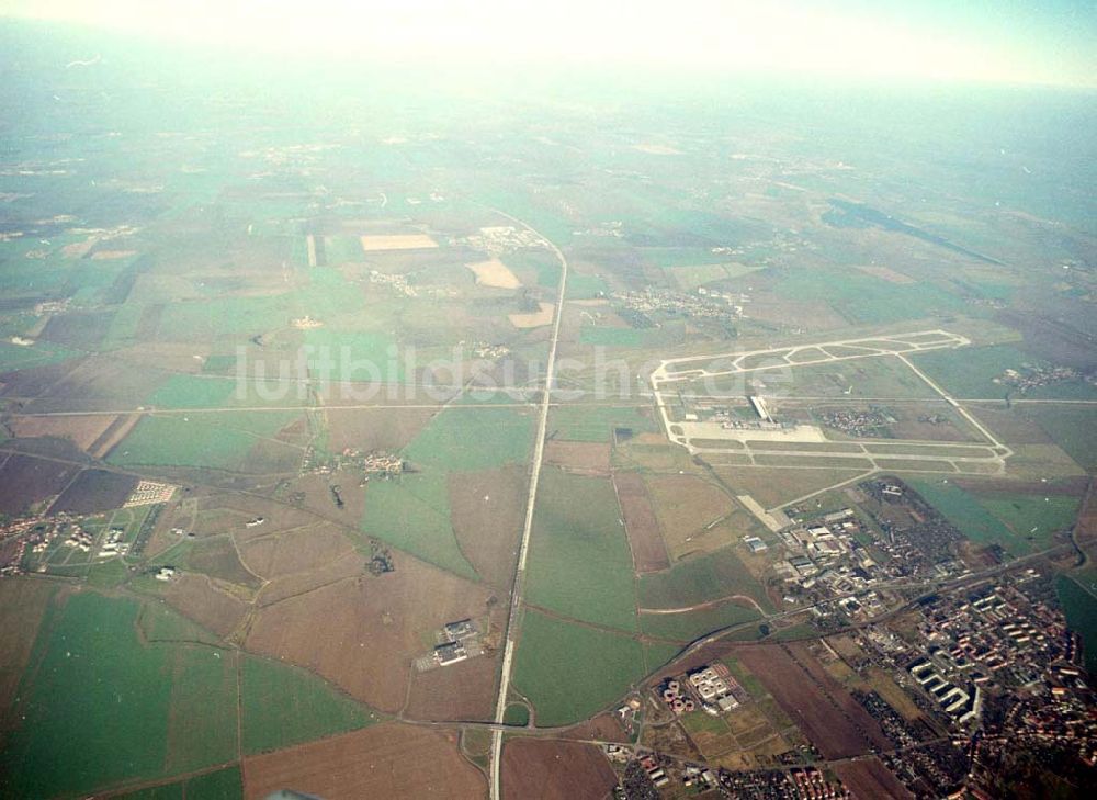 Leipzig - Gröbers aus der Vogelperspektive: Gewerbegebiet Großkugel an der BAB A14 (Nähe Schkeuditzer Kreuz) ein Projekt der HVB Immobilienmanagement AG Blick nach Nord im Bild auch Flughafen Leipzig - Halle 06