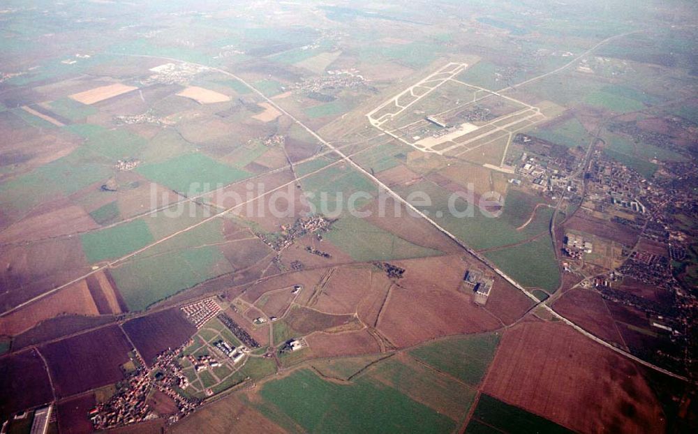 Leipzig - Gröbers aus der Vogelperspektive: Gewerbegebiet Großkugel an der BAB A14 (Nähe Schkeuditzer Kreuz) ein Projekt der HVB Immobilienmanagement AG Blick nach Nordost im Bild auch Flughafen Leipzig - Halle 06