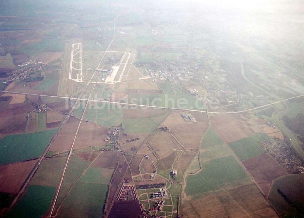 Leipzig - Gröbers aus der Vogelperspektive: Gewerbegebiet Großkugel an der BAB A14 (Nähe Schkeuditzer Kreuz) ein Projekt der HVB Immobilienmanagement AG Blick nach Ost im Bild auch Flughafen Leipzig - Halle 06