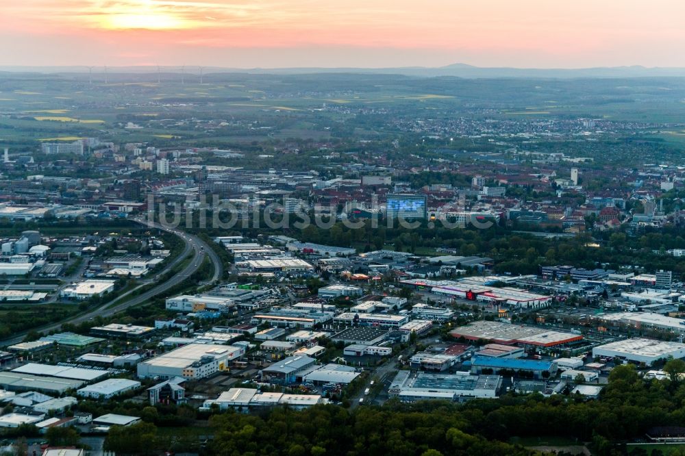 Schweinfurt aus der Vogelperspektive: Gewerbegebiet Hafen bei Sonnenuntergang in Schweinfurt im Bundesland Bayern, Deutschland