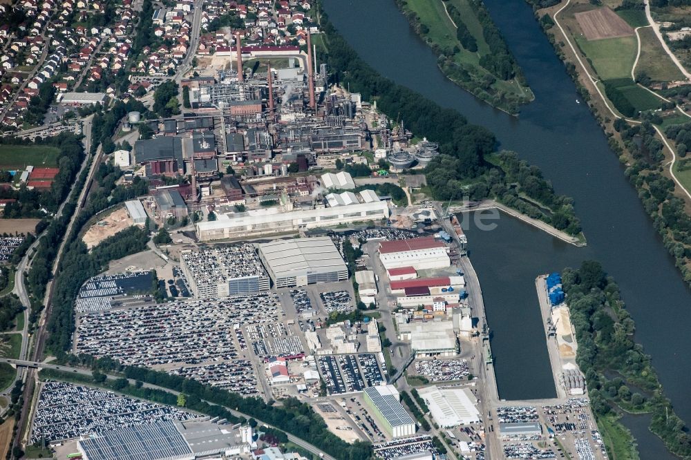 Saal an der Donau von oben - Gewerbegebiet und Hafen in Saal an der Donau im Bundesland Bayern, Deutschland