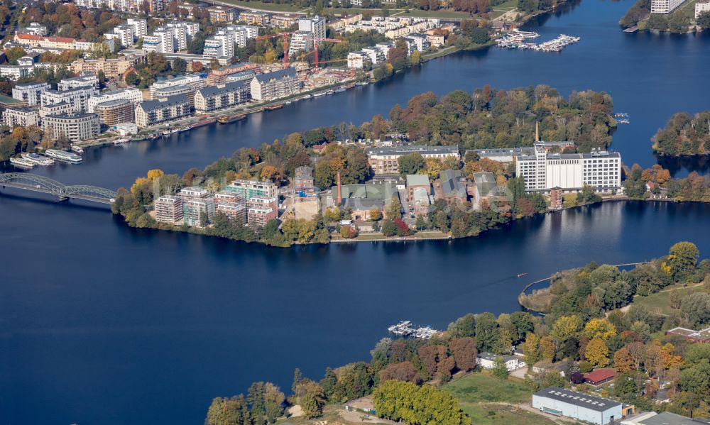 Luftaufnahme Berlin - Gewerbegebiet auf der Halbinsel Eiswerder in Berlin, Deutschland