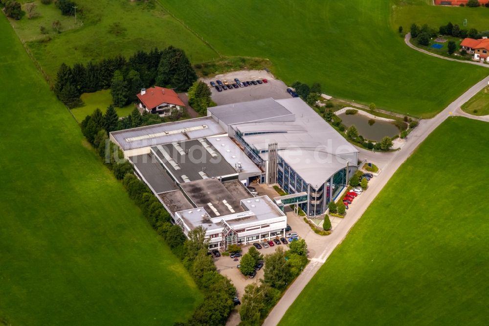 Wessobrunn aus der Vogelperspektive: Gewerbegebiet der Hans Schröder Maschinenbau GmbH im Ortsteil Feuchten in Wessobrunn im Bundesland Bayern, Deutschland