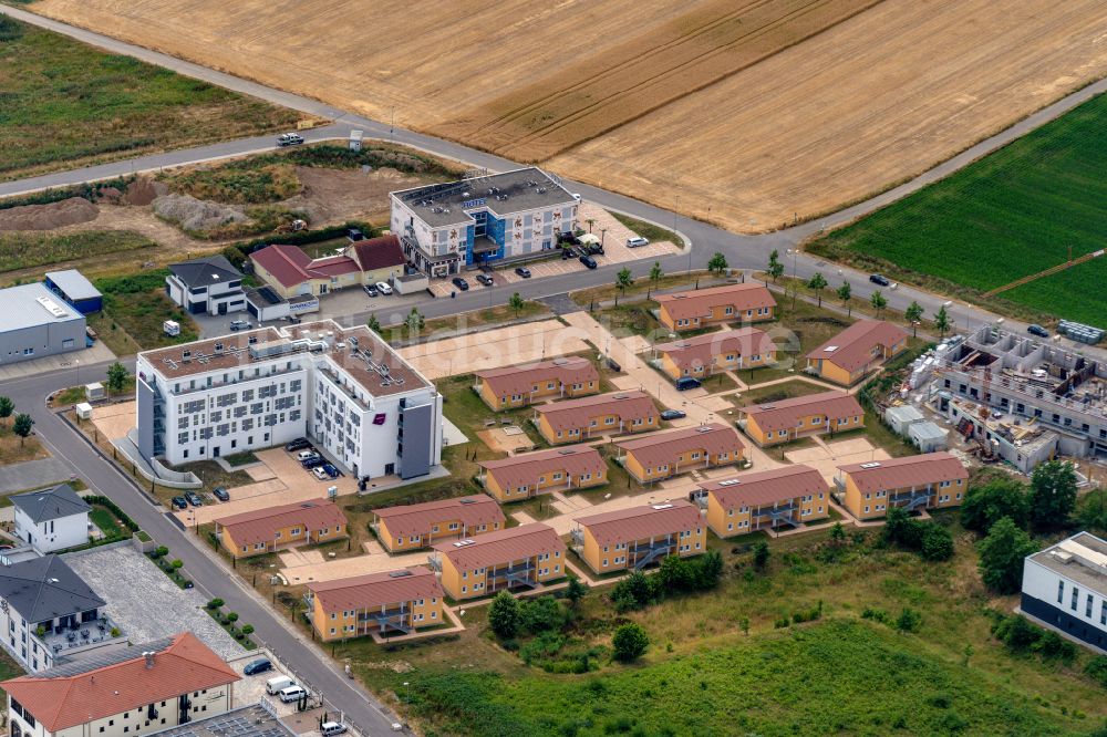 Ringsheim aus der Vogelperspektive: Gewerbegebiet mit Hotelanlagen Ringsheim im Leimenfeld in Ringsheim im Bundesland Baden-Württemberg, Deutschland