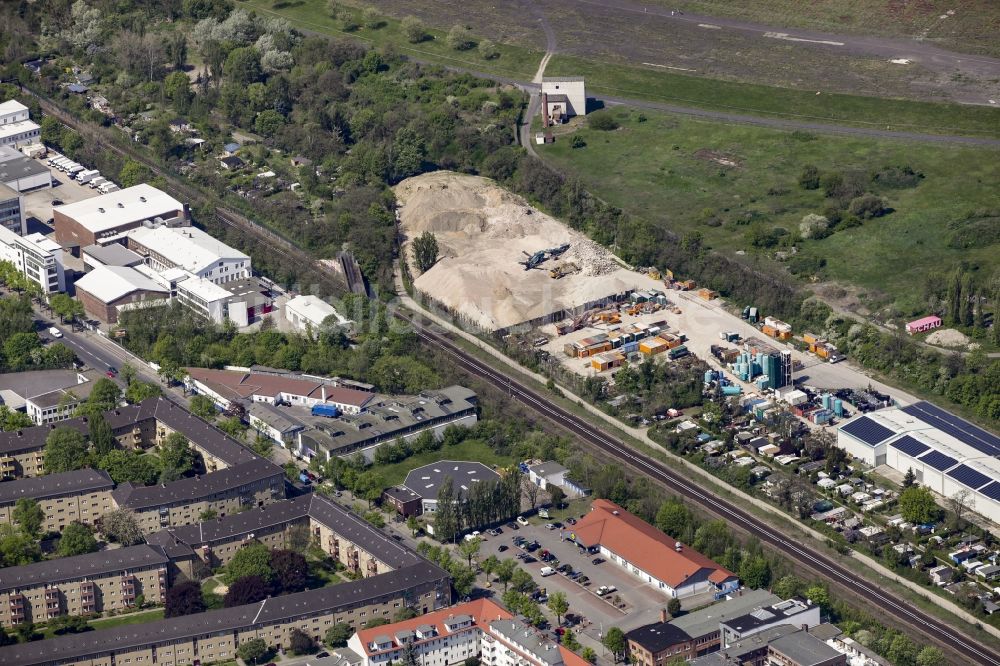 Berlin von oben - Gewerbegebiet und Industriegelände entlang der S-Bahn-Strecke nördlich der Oberlandstraße und südlich des ehemaligen Flughafen Tempelhof im Bezirk Neukölln in Berlin