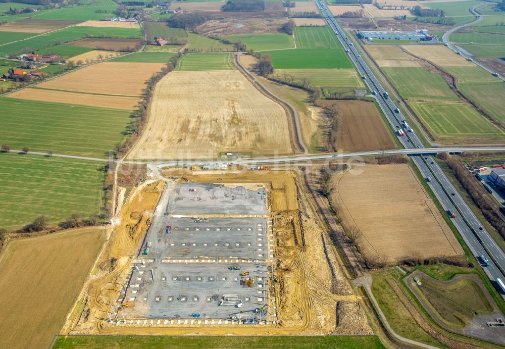 Bönen von oben - Gewerbegebiet Inlog-Park an der Autobahn A2 auf dem Stadtgebiet Hamm zur Grenze nach Bönen im Bundesland Nordrhein-Westfalen